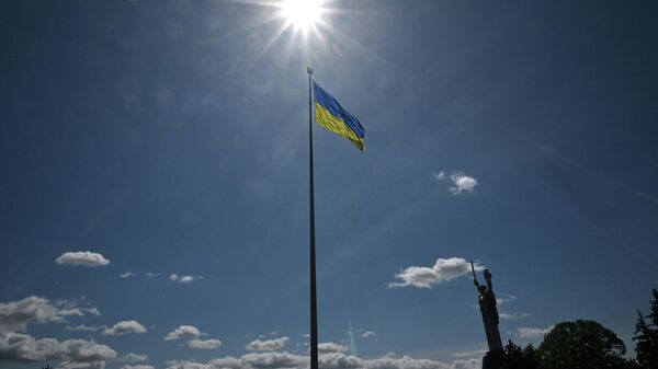 Bandeira ucraniana tremula no Monumento à Pátria e museu ao ar livre da Segunda Guerra Mundial em Kiev, 9 de maio de 2022 - Sputnik Brasil