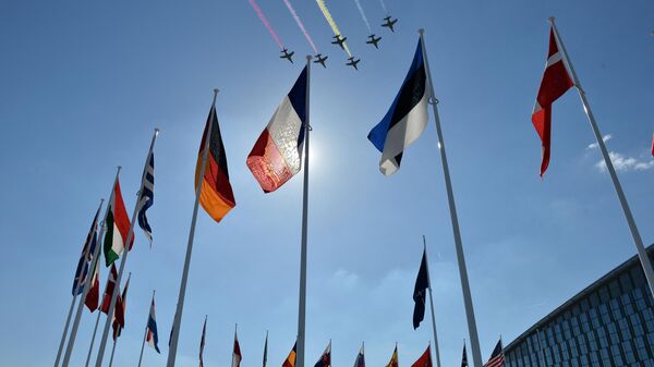 Caças sobrevoam bandeiras na sede da Organização do Tratado do Atlântico Norte (OTAN) durante a cerimônia de cúpula da aliança, Bruxelas, 25 de maio de 2017 - Sputnik Brasil