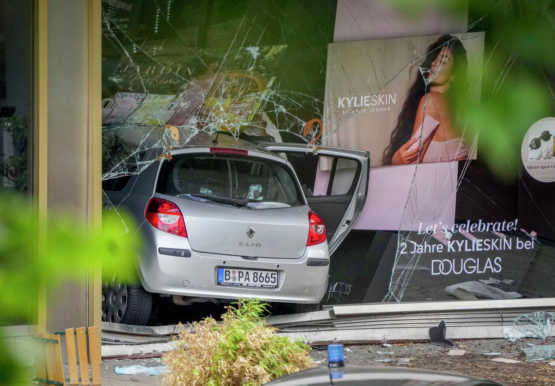 Carro bateu na vitrine de uma loja depois de colidir com uma multidão de pessoas no centro de Berlim, Alemanha, 8 de junho de 2022 - Sputnik Brasil, 1920, 08.06.2022