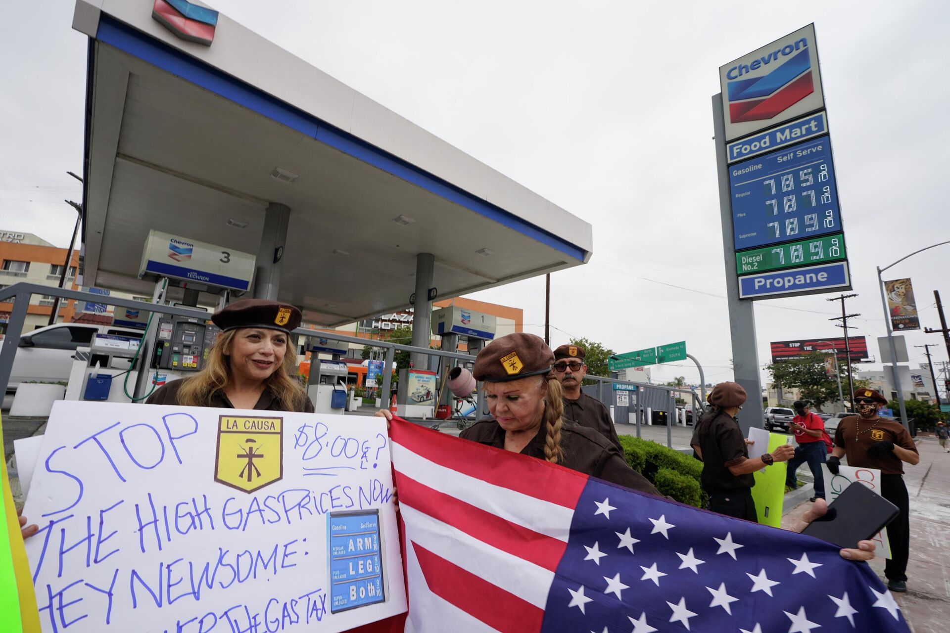 Pessoas protestam altos preços da gasolina em um posto de gasolina de Los Angeles, Califórnia, EUA, 4 de junho de 2022 - Sputnik Brasil, 1920, 22.06.2022