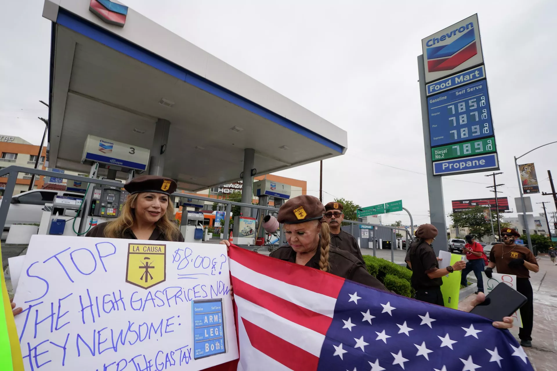 Pessoas protestam altos preços da gasolina em um posto de gasolina de Los Angeles, Califórnia, EUA, 4 de junho de 2022 Pessoas protestam altos preços da gasolina em um posto de gasolina de Los Angeles, Califórnia, EUA, 4 de junho de 2022 - Sputnik Brasil, 1920, 22.06.2022