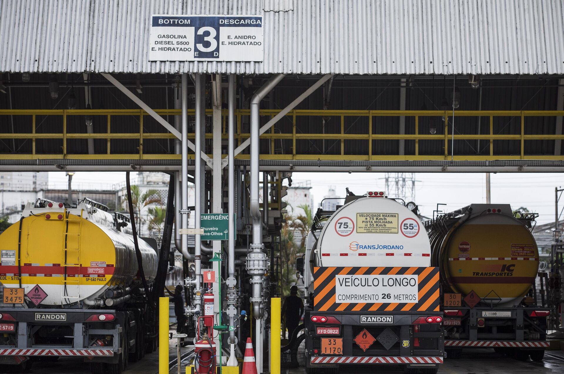 Caminhões-tanque são carregados com combustíveis em distribuidora de São Paulo, Brasil, 10 de abril de 2019 - Sputnik Brasil, 1920, 08.06.2022