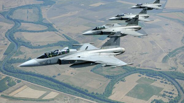 Caças húngaros Gripen voando em formação após decolarem da base aérea de Kecskemet - Sputnik Brasil