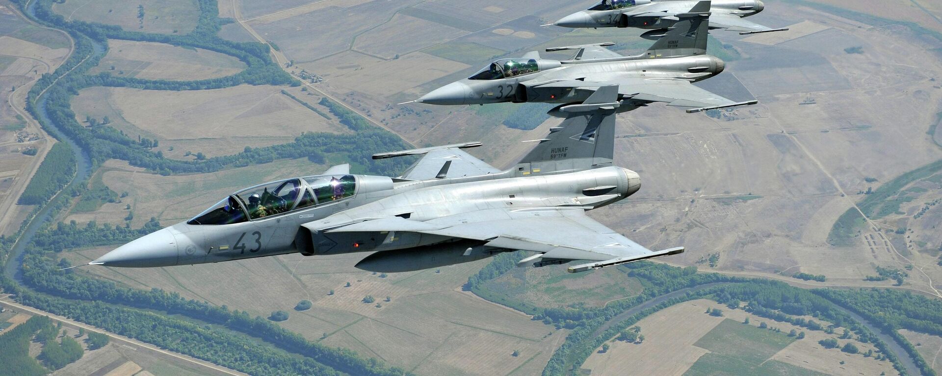 Caças húngaros Gripen voando em formação após decolarem da base aérea de Kecskemet - Sputnik Brasil, 1920, 09.06.2022