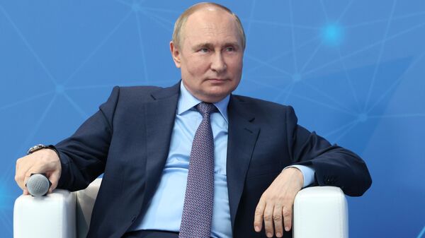 O presidente russo, Vladimir Putin, participa de encontro com jovens empreendedores e desenvolvedores de startups na véspera do Fórum Econômico Internacional de São Petersburgo (SPIEF), Moscou, Rússia, 9 de junho de 2022 - Sputnik Brasil