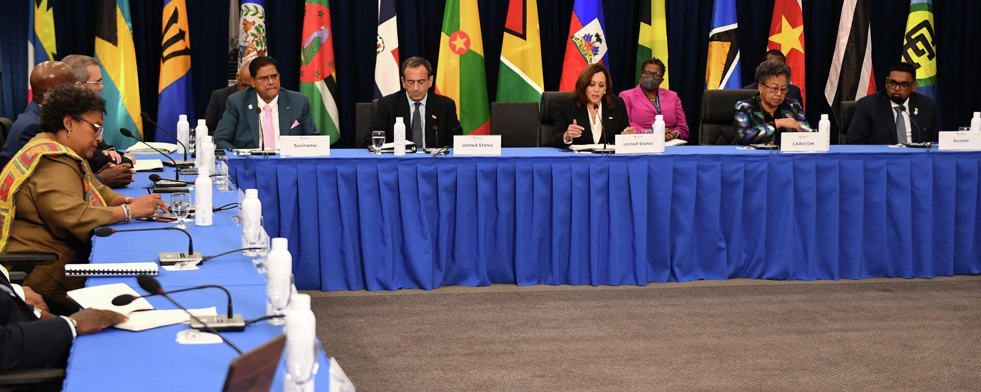 A vice-presidente dos EUA Kamala Harris (C) participa de uma reunião com líderes do Caribe durante a 9ª Cúpula das Américas em Los Angeles, Califórnia, 9 de junho de 2022 - Sputnik Brasil, 1920, 09.06.2022