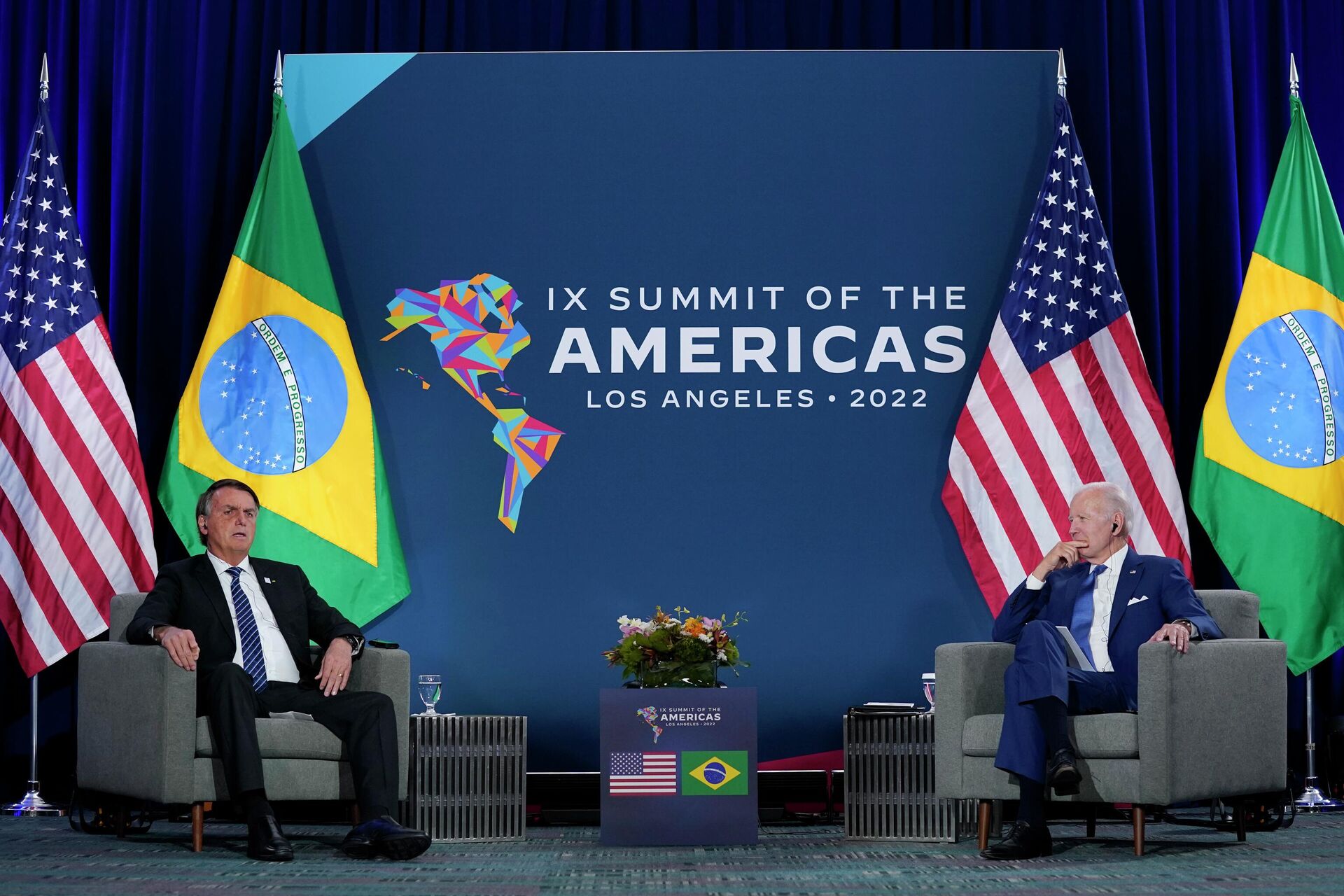 O presidente brasileiro, Jair Bolsonaro, à esquerda, se encontra com o presidente Joe Biden, dos EUA, durante a Cúpula das Américas, em 9 de junho de 2022, em Los Angeles - Sputnik Brasil, 1920, 23.12.2022