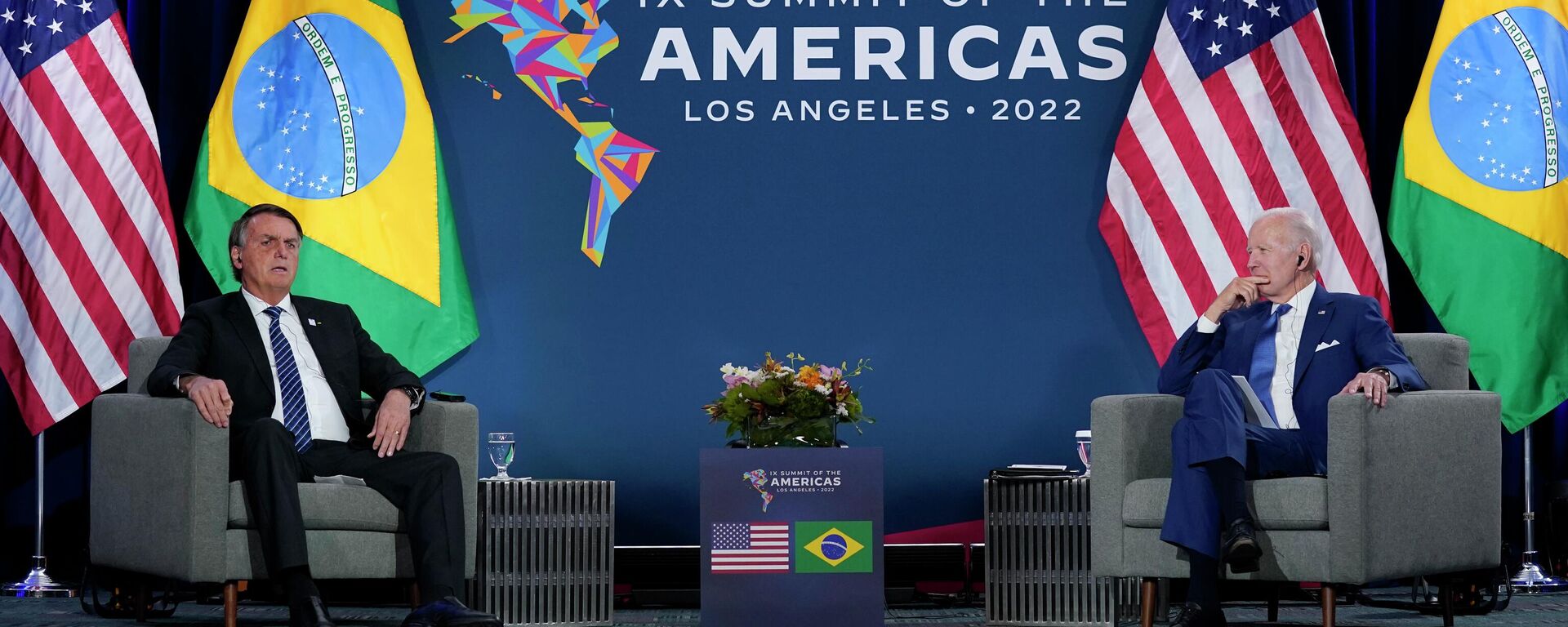 O presidente brasileiro, Jair Bolsonaro, à esquerda, se encontra com o presidente Joe Biden, dos EUA, durante a Cúpula das Américas, em 9 de junho de 2022, em Los Angeles - Sputnik Brasil, 1920, 10.06.2022