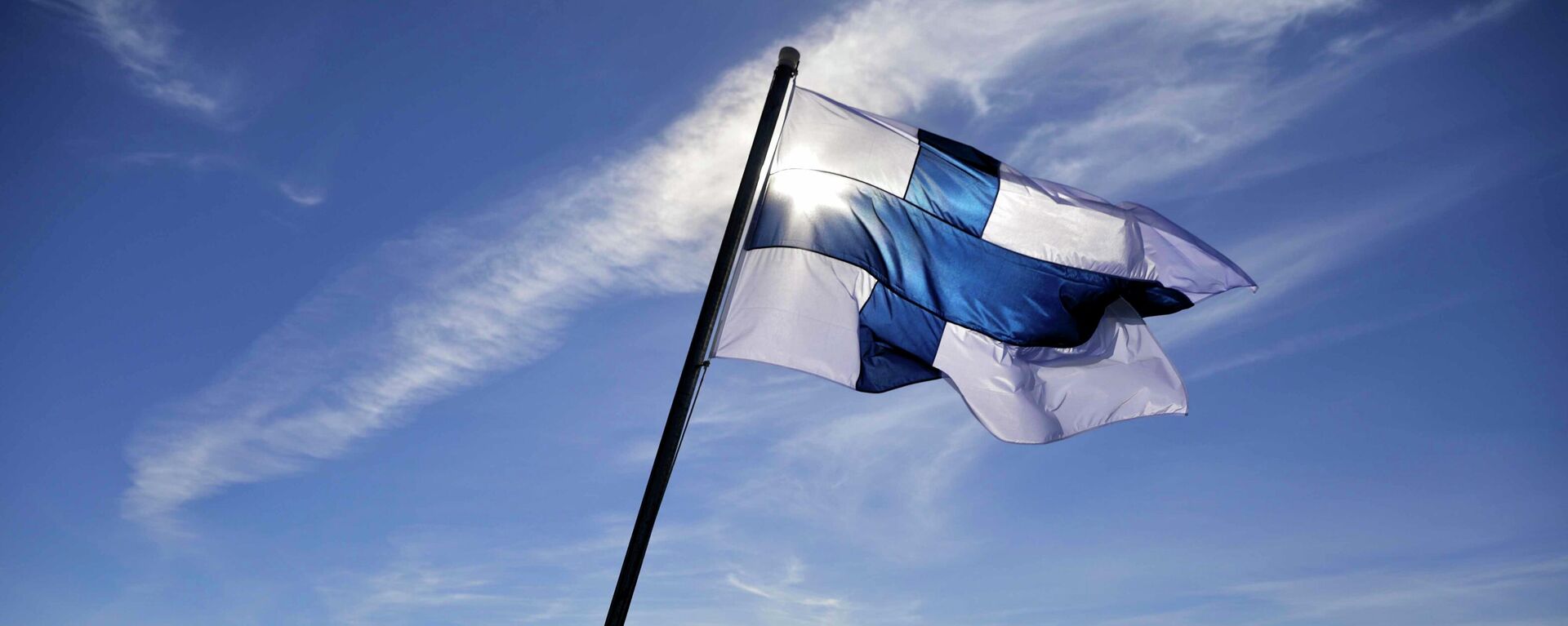 Bandeira da Finlândia tremula a bordo do quebra-gelo finlandês MSV Nordica, na chegada a Nuuk, capital da Groenlândia - Sputnik Brasil, 1920, 03.04.2023