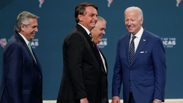 A partir da esquerda: o presidente argentino, Alberto Fernández; o presidente brasileiro, Jair Bolsonaro (no centro, à frente); e o presidente colombiano, Iván Duque. Eles conversam com o presidente americano, Joe Biden, após uma foto entre chefes de delegações, na Cúpula das Américas, em Los Angeles, EUA, em 10 de junho de 2022 - Sputnik Brasil