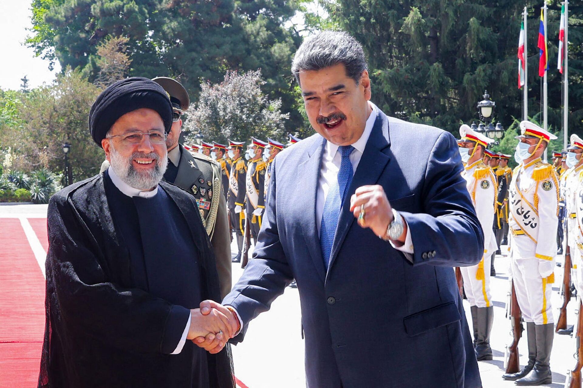 Uma foto fornecida pela presidência iraniana mostra o presidente do Irã Ebrahim Raisi (D) e o presidente da Venezuela, Nicolás Maduro (E), fazendo uma declaração conjunta após sua reunião na capital Teerã em 11 de junho de 2022 - Sputnik Brasil, 1920, 21.06.2022