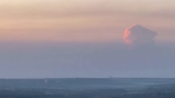 Explosão formou uma enorme nuvem em formato de cogumelo em Avdeevka, área ao norte de Donetsk controlada pela Ucrânia e que tem uma usina química, também sob controle de tropas ucranianas, em 11 de junho de 2022.  - Sputnik Brasil