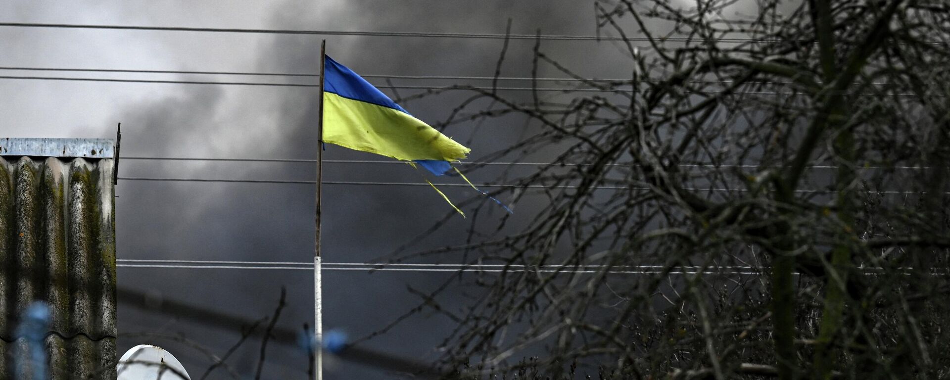 Bandeira da Ucrânia ondulando em Stoyanka, a oeste de Kiev, 4 de março de 2022 - Sputnik Brasil, 1920, 12.06.2022