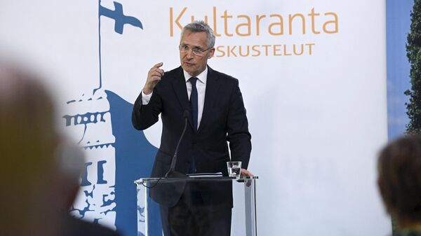 O secretário-geral da OTAN, Jens Stoltenberg, fala na residência presidencial de verão Kultaranta, em Naantali, Finlândia, 12 de junho de 2022 - Sputnik Brasil