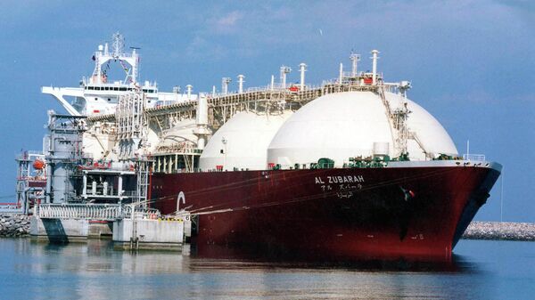 Um navio-tanque de gás natural liquefeito (GNL) do Catar é carregado em no poro de Raslaffans, no norte do país - Sputnik Brasil