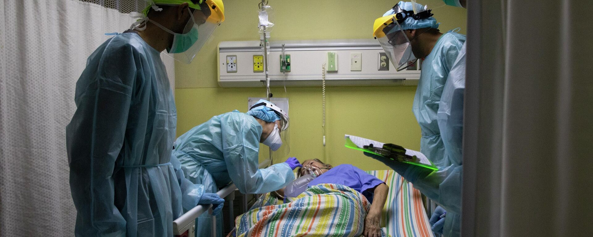 Médicos atendem um paciente em uma UTI de Caracas durante a pandemia de COVID-19. Venezuela, 22 de setembro de 2020 - Sputnik Brasil, 1920, 21.05.2026