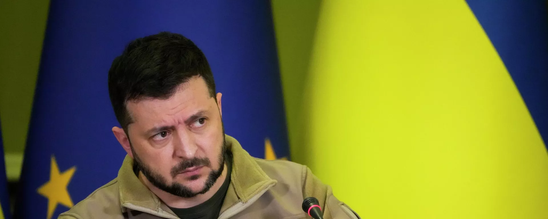 Presidente da Ucrânia, Vladimir Zelensky, durante coletiva de imprensa com o presidente do Conselho Europeu, Charles Michel (fora da foto), em Kiev, 20 de abril de 2022 - Sputnik Brasil, 1920, 11.05.2024