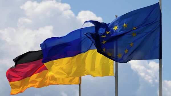 Da esquerda à direita, bandeiras da Alemanha, Ucrânia e União Europeia, plantadas junto ao Parlamento alemão em Berlim, Alemanha, 1º de junho de 2022 - Sputnik Brasil