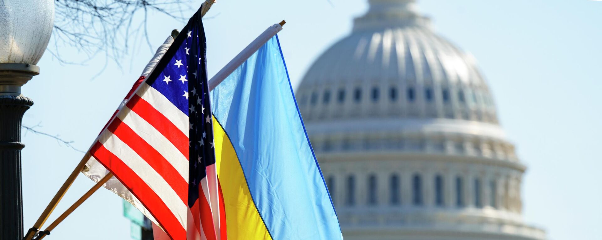 Bandeiras dos EUA e da Ucrânia tremulam diante do Capitólio, em Washington, no dia 5 de março de 2022 - Sputnik Brasil, 1920, 15.03.2023
