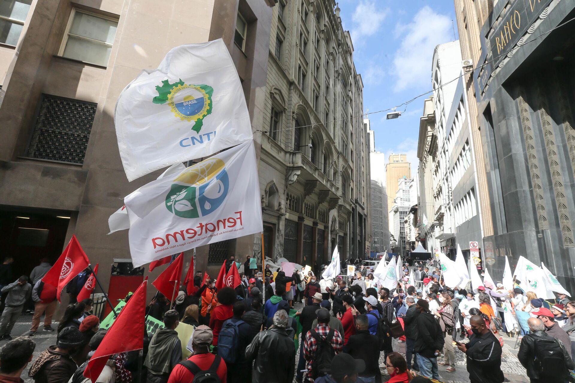 Manifestantes protestam contra a privatização da Eletrobras, na rua 15 de Novembro, na região central de São Paulo, em 14 de junho de 2022 - Sputnik Brasil, 1920, 14.06.2022