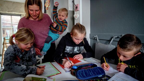 Família em esquema de homeschooling em Eisemroth, na Alemanha, devido à pandemia de COVID-19, em 25 de março de 2021 - Sputnik Brasil