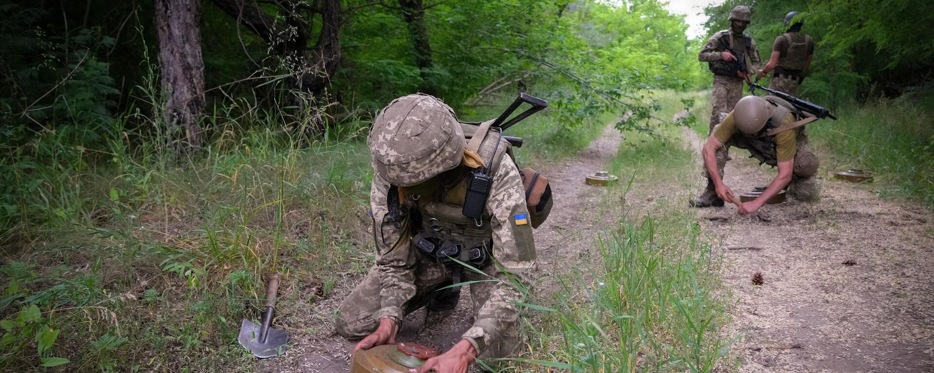 Soldados ucranianos instalam minas antitanque na floresta, Ucrânia, 14 de junho de 2022 - Sputnik Brasil, 1920, 14.11.2023