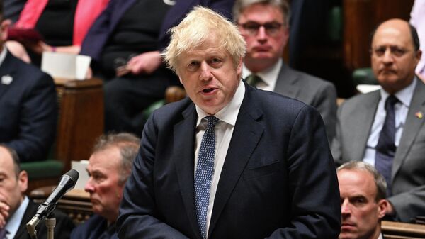 Primeiro-ministro britânico, Boris Johnson fala durante a sessão semanal das Questões do Primeiro-Ministro (PMQs, na sigla em inglês), na Câmara dos Comuns, em Londres, em 15 de junho de 2022 - Sputnik Brasil