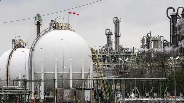 Tanque de gás em planta química em Oberhausen. Alemanha, 6 de abril de 2022 - Sputnik Brasil