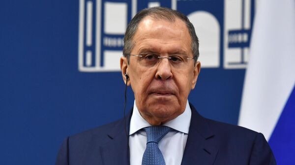 O ministro das Relações Exteriores da Rússia, Sergei Lavrov, participa de uma entrevista coletiva conjunta com o ministro das Relações Exteriores da Armênia, Ararat Mirzoyan, após sua reunião na Armênia, 9 de junho 2022 - Sputnik Brasil