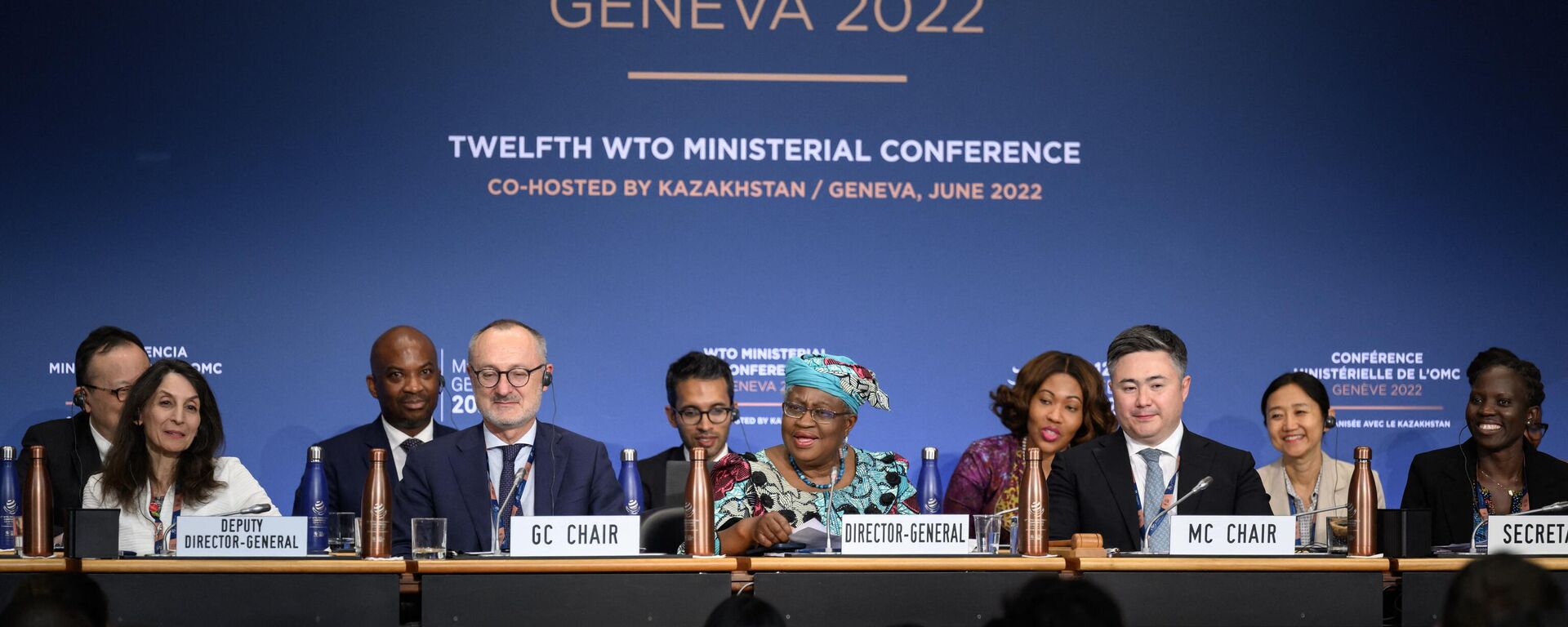 A diretora-geral da Organização Mundial do Comércio, Ngozi Okonjo-Iweala (C), faz seu discurso durante a sessão de encerramento de uma Conferência Ministerial da Organização Mundial do Comércio na sede da OMC em Genebra, 17 de junho de 2022 - Sputnik Brasil, 1920, 17.06.2022