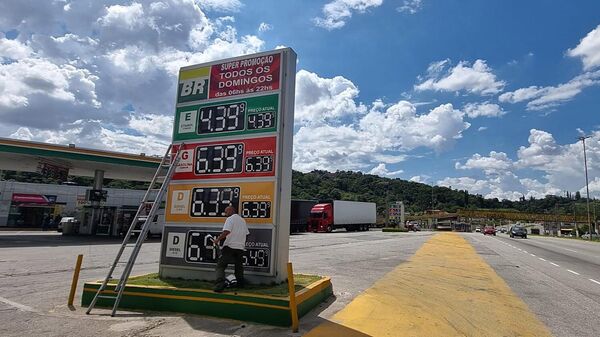 Funcionário altera os preços dos combustíveis em posto em São Paulo - Sputnik Brasil