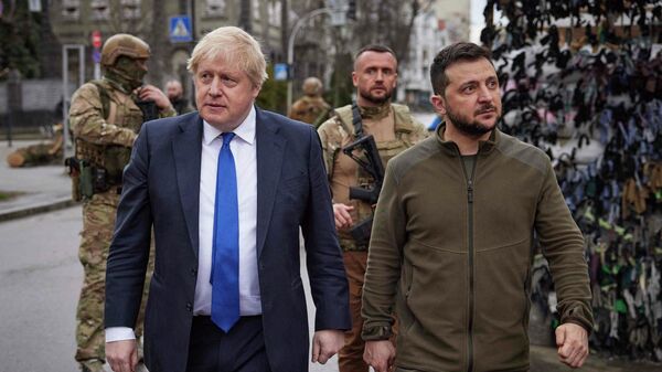 O primeiro-ministro do Reino Unido, Boris Johnson (à esquerda), caminha ao lado do presidente ucraniano, Vladimir Zelensky, em Kiev, Ucrânia, 9 de abril de 2022 - Sputnik Brasil
