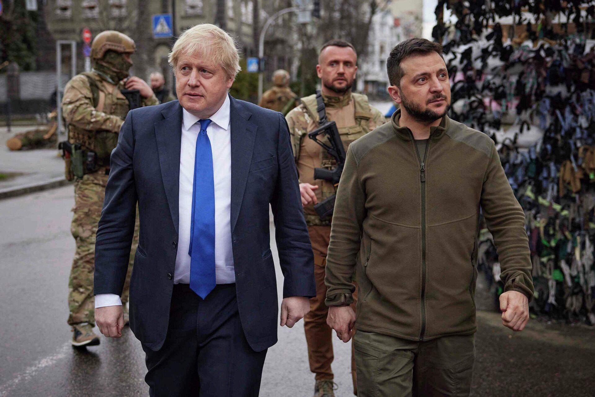 O primeiro-ministro do Reino Unido, Boris Johnson (à esquerda), caminha ao lado do presidente ucraniano, Vladimir Zelensky (à direita), em Kiev, Ucrânia, 9 de abril de 2022  - Sputnik Brasil, 1920, 22.05.2024
