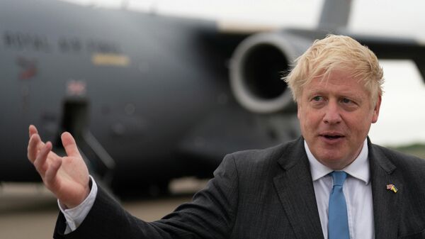 O primeiro-ministro do Reino Unido, Boris Johnson, fala com membros da mídia depois de chegar à RAF Brize Norton, em 18 de junho de 2022 - Sputnik Brasil