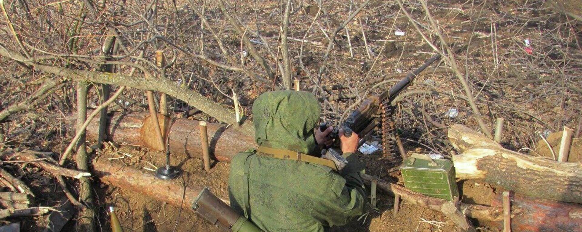 O combatente brasileiro da República Popular de Donetsk (RPD) Rodolfo Cunha Cordeiro manuseia armamento em uma trincheira - Sputnik Brasil, 1920, 15.07.2022