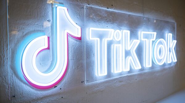 Logotipo do serviço de compartilhamento de vídeo TikTok em escritório do aplicativo em Londres, Reino Unido, 9 de fevereiro de 2022 - Sputnik Brasil