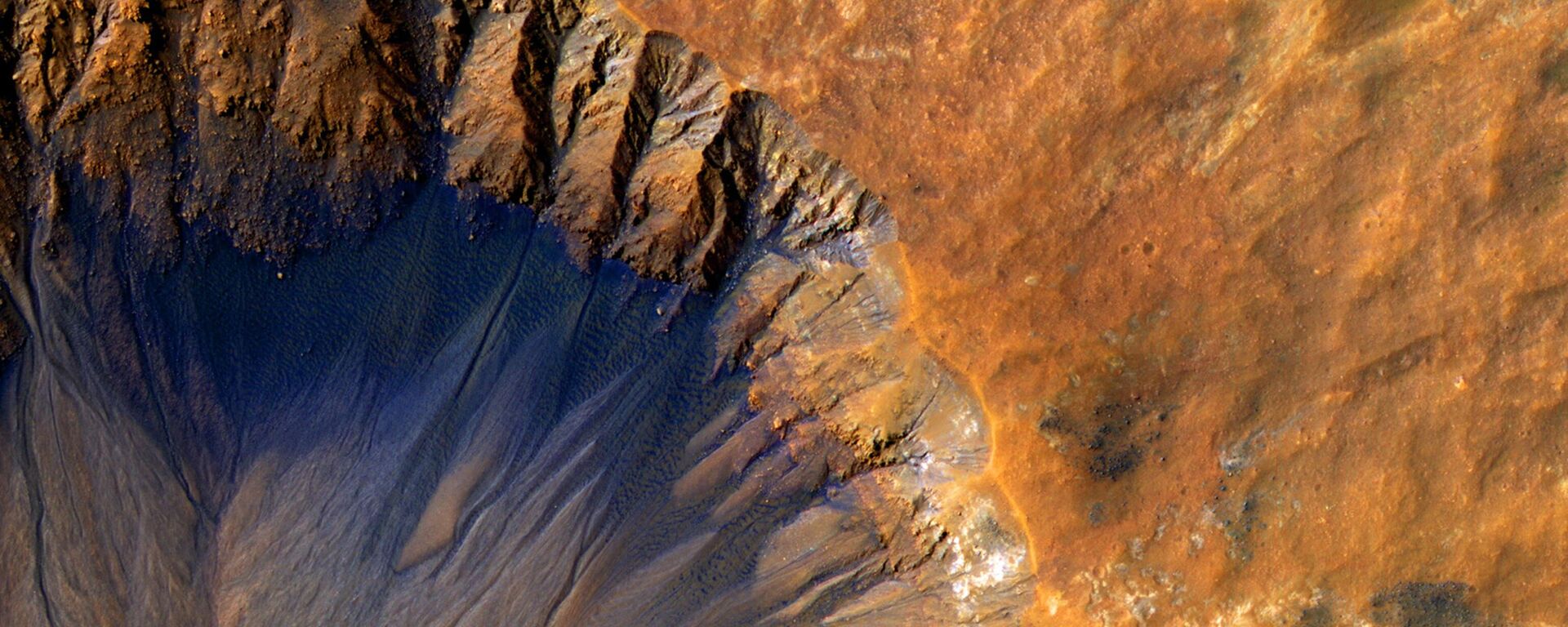 Uma cratera fresca na superfície de Marte capturada pela câmera HiRise da NASA a bordo do Mars Reconnaissance Orbiter - Sputnik Brasil, 1920, 20.09.2022