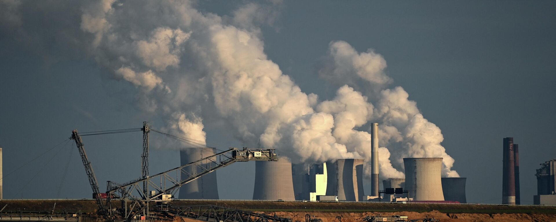Mineração de lignite perto da usina a carvão Neurath da gigante de energia alemã RWE, em Garzweiler, oeste da Alemanha, 27 de outubro de 2021 - Sputnik Brasil, 1920, 20.06.2022