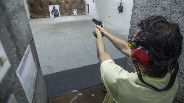 O repórter da Folha de S.Paulo Ivan Finotti dispara arma de fogo em clube de tiro localizado na Lapa, São Paulo, Brasil, 31 de janeiro de 2019 - Sputnik Brasil