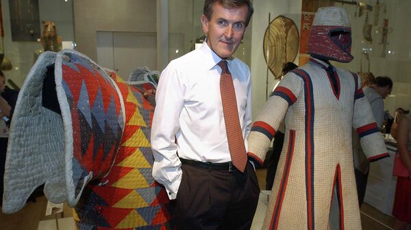 Neil McGregor, então diretor do Museu Britânico, em Londres, ao lado de um casaco acolchoado e um capacete de um cavaleiro do Sudão, em 12 de agosto de 2004 - Sputnik Brasil