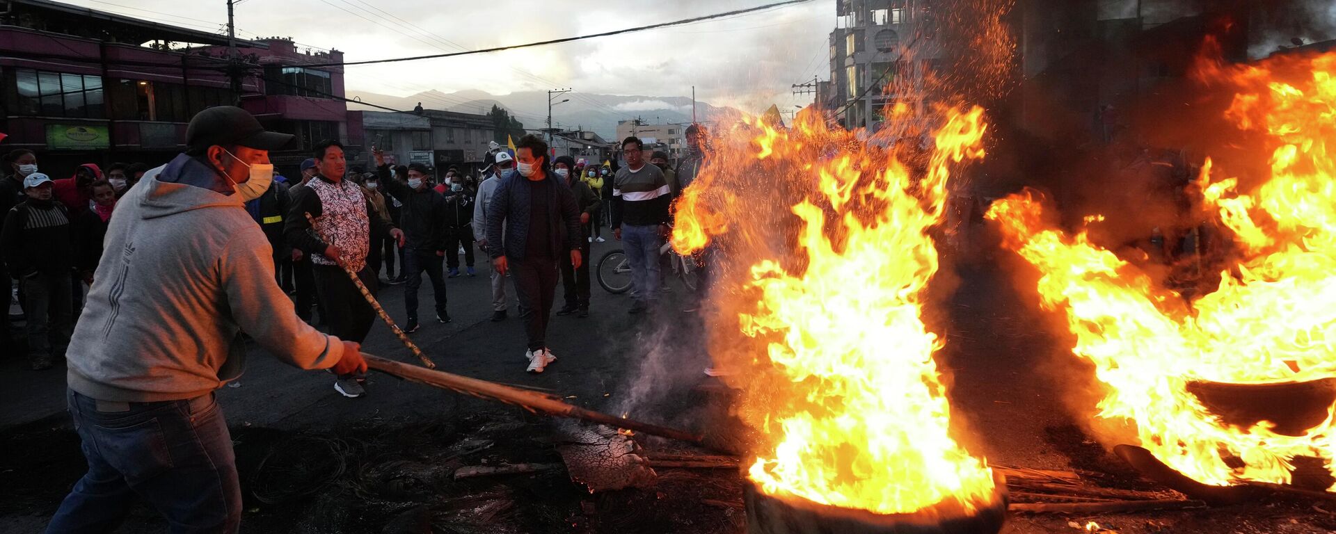 Manifestantes protestam contra o governo de Guillermo Lasso com uma barricada em chamas, em Quito, no Equador, em 20 de junho de 2022 - Sputnik Brasil, 1920, 21.06.2022