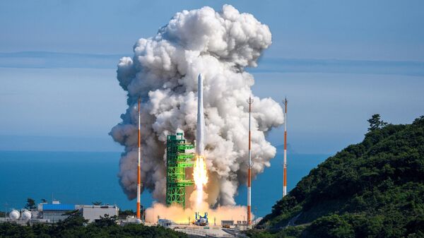 O foguete espacial da Coreia do Sul, Nuri, decola do Centro Espacial Naro, na vila costeira de Goheung, no sul, em 21 de junho de 2022 - Sputnik Brasil