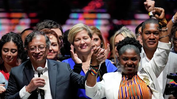 Presidente eleito da Colômbia, Gustavo Petro (à esquerda) comemora a vitória eleitoral ao lado de sua vice-presidente, Francia Márquez Mina (à direita), em Bogotá, 19 de junho de 2022 - Sputnik Brasil