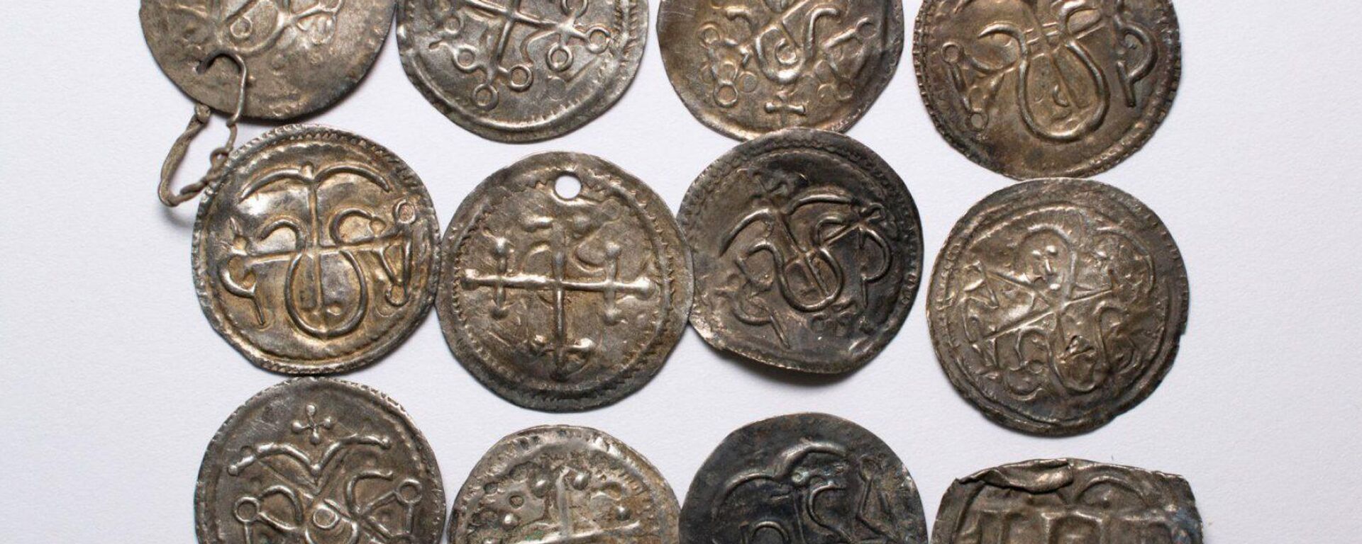 Usando detectores de metal, uma equipe de entusiastas por arqueologia descobriu um tesouro de moedas de prata e joias da era viking em um campo no sudoeste da Finlândia - Sputnik Brasil, 1920, 01.05.2026