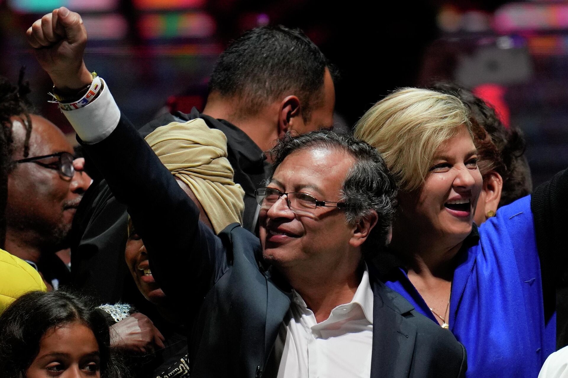 O ex-guerrilheiro Gustavo Petro e sua mulher Verónica Alcocer celebram a vitória no segundo turno das eleições presidenciais diante de apoiadores, 19 de junho de 2022 - Sputnik Brasil, 1920, 07.07.2022