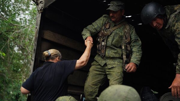 Militares da milícia da República Popular de Lugansk evacuam moradores locais durante a operação militar da Rússia na Ucrânia, em Severodonetsk, República Popular de Lugansk, 13 de junho de 2022  - Sputnik Brasil