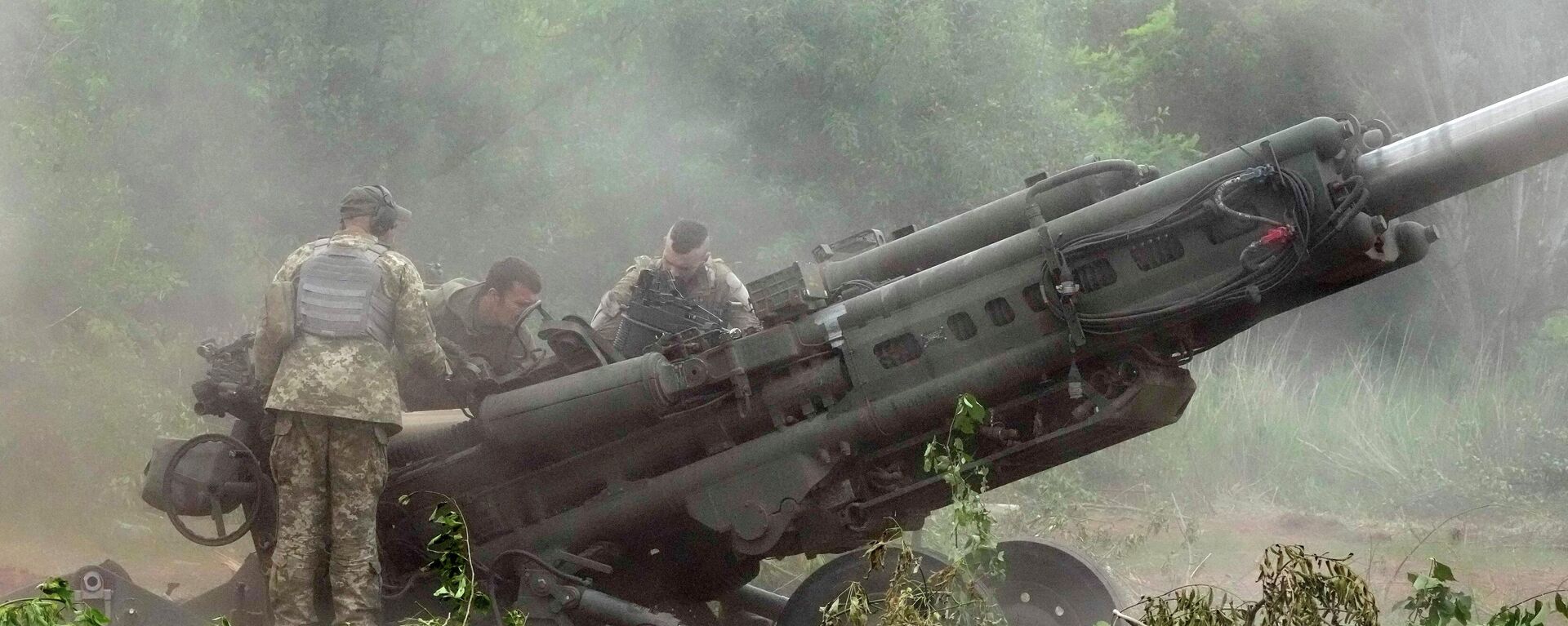 Militares ucranianos operam obuseiro M777, de 155 mm, fornecido pelos EUA - Sputnik Brasil, 1920, 08.09.2022