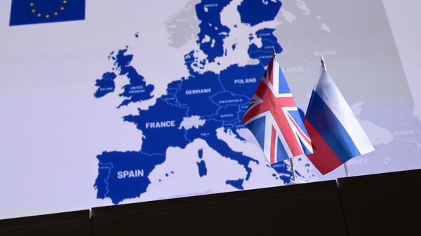 Bandeiras do Reino Unido e da Rússia - Sputnik Brasil