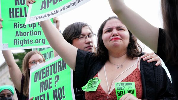 Ativistas em defesa do aborto protestam em frente à Suprema Corte, em Washington - Sputnik Brasil