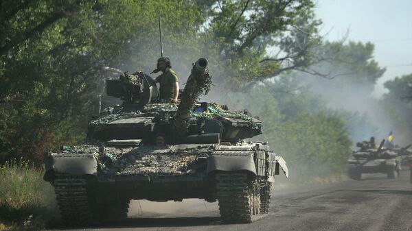 Tropas ucranianas dirigem tanques em uma estrada no leste de Donbass (foto de arquivo) - Sputnik Brasil